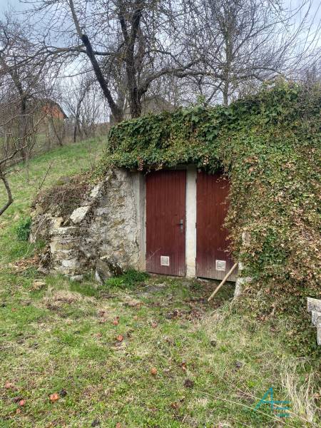 In Myjava, auf der Turá-Wiese, steht ein Einfamilienhaus mit einem alten Weinkeller.