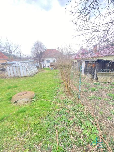 Garten bei einem Einfamilienhaus in Turá Lúka in Myjava mit Rasen und Unterständen.