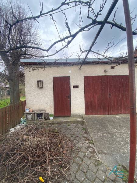 Ein Einfamilienhaus auf der Turej lúka in Myjava mit einem Hof, Bäumen und Holztüren.