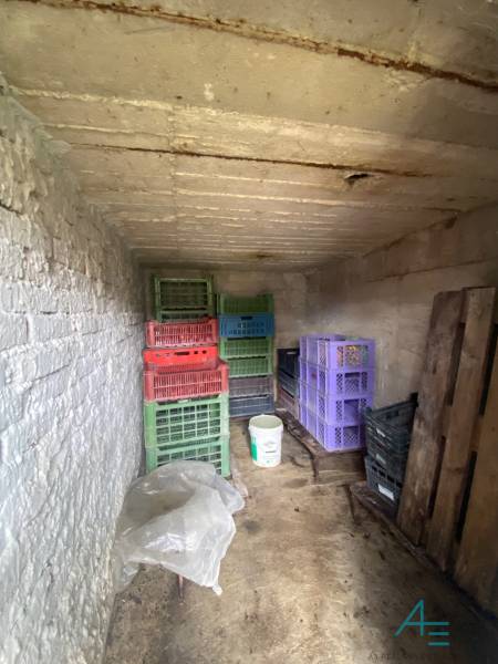 Der Lagerraum im Einfamilienhaus enthält Plastikkisten und einen Eimer.