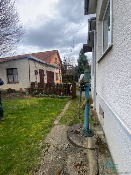Garten bei einem Einfamilienhaus in der Straße Turá lúka in Myjava mit einer Wasserpumpe.