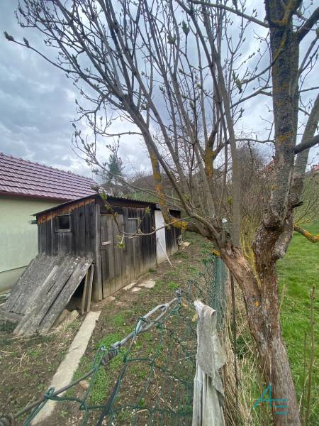 Holzunterstand im Garten eines Einfamilienhauses in der Straße Turá lúka in Myjava.