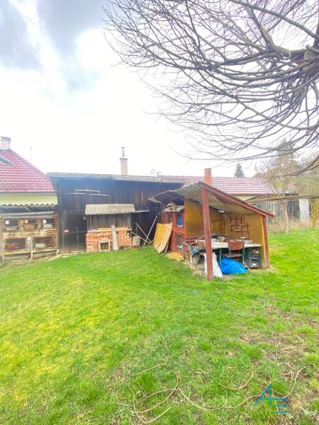 Einfamilienhaus in Turá Lúka in Myjava mit einem Holzunterstand und einem grünen Garten.