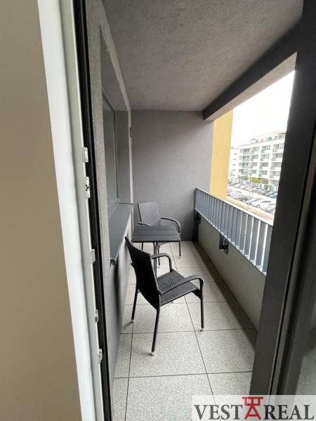 Balkon mit zwei Stühlen in der Novomestská-Straße, Teil einer 2-Zimmer-Wohnung mit Aussicht.
