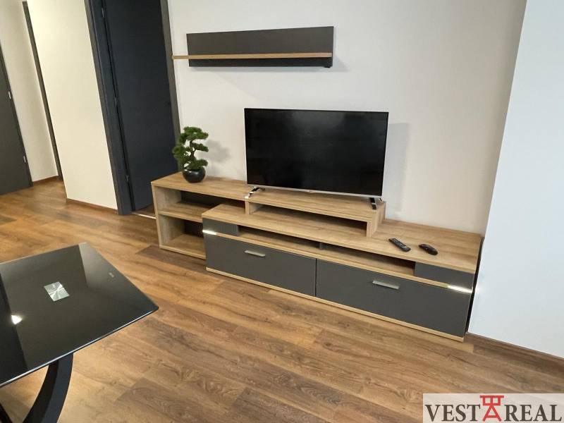 Wohnzimmer in der Novomestská-Straße, 2-Zimmer-Wohnung, Fernseher auf einem Holzschrank, modernes Design.
