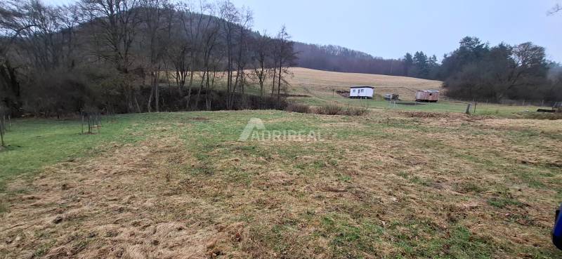 Baugrundstück in Sliač in Sampor, Blick auf die Wiesen- und Waldlandschaft.