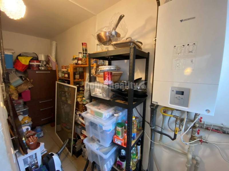 Úložný priestor v 4-izbovom byte s policami, nádobami a kúrením.

Speicherplatz in einer 4-Zimmer-Wohnung mit Regalen, Behältern und Heizung.