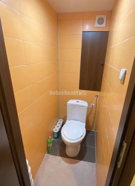 Badezimmer mit gelben Fliesen in einer 4-Zimmer-Wohnung.