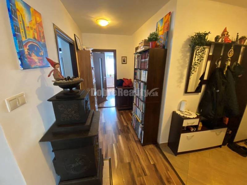 Interieur einer 4-Zimmer-Wohnung mit Holzboden, Bibliothek und Dekorationen.