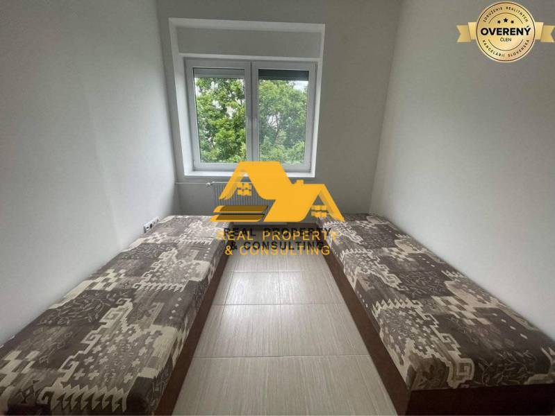 Gemütliches Zimmer in einer 3-Zimmer-Wohnung mit zwei Betten und Blick ins Grüne.