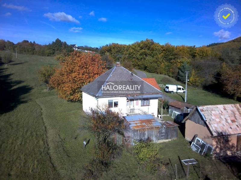 Ein Einfamilienhaus in der ländlichen Umgebung von Malá Lehota, umgeben von grünen Wiesen und Natur.