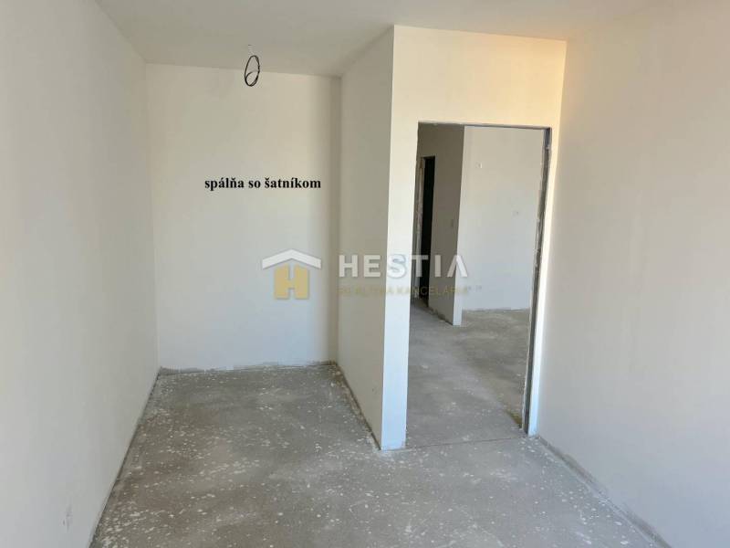 Ein leerer Raum in Renovierung in einer 2-Zimmer-Wohnung hat ein Schlafzimmer mit begehbarem Kleiderschrank.