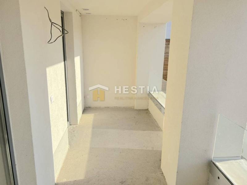 Offener Balkon und geräumige 2-Zimmer-Wohnung mit sonnigem Ausblick, HESTIA Reality.