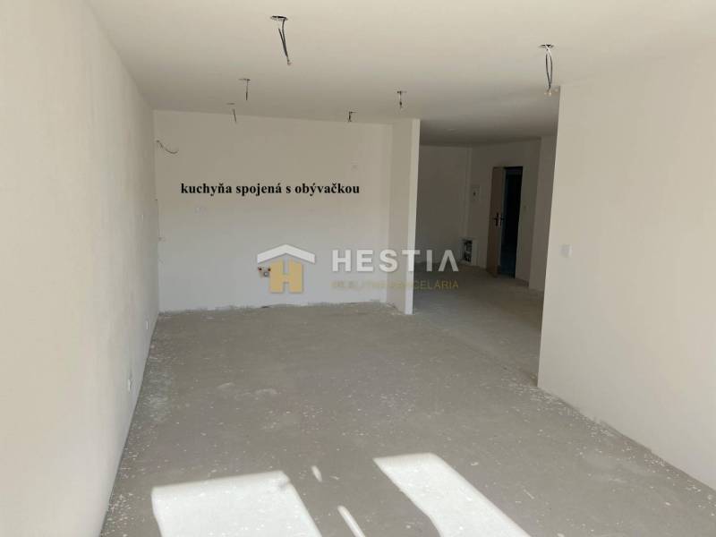 Leeres Wohnzimmer verbunden mit Küche, geeignet für die Einrichtung einer 2-Zimmer-Wohnung.