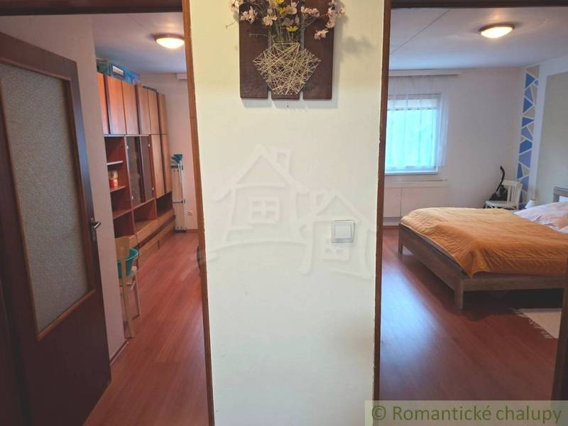 Innenraum eines Einfamilienhauses mit Holzboden, Schlafzimmer und Stauraum.