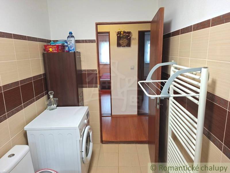 Im Badezimmer waschen Sie bequem, das durchdachte Feature strahlt. Das Einfamilienhaus hat Elemente, aber auch ein Highlight.