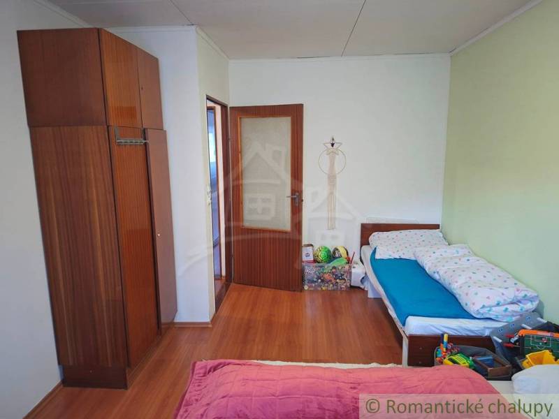 Kinderzimmer in einem Einfamilienhaus mit Holzboden und Spielzeug.