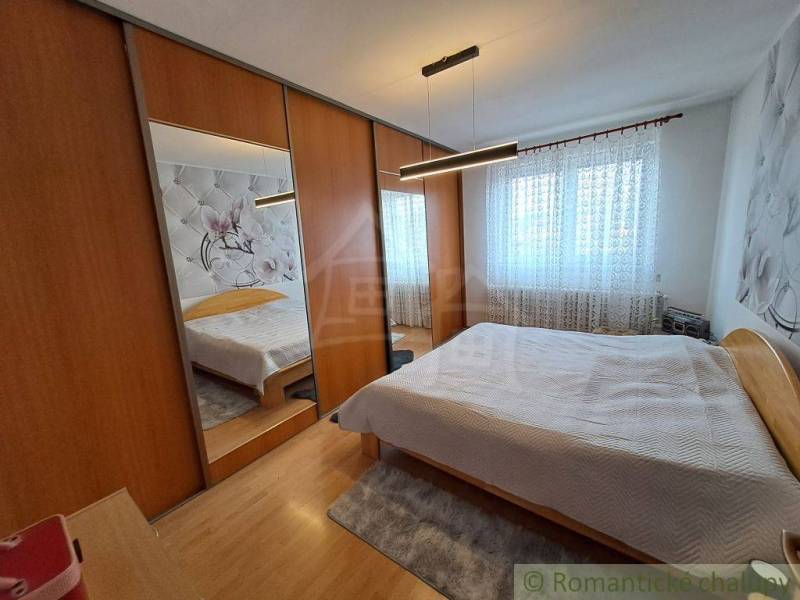 Schlafzimmer im Einfamilienhaus mit Spiegelschränken und Holzboden.