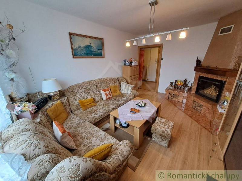 Wohnzimmer in einem Einfamilienhaus mit besticktem Sofa, Erkerfenster, gemütliches Interieur.