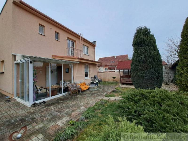 Einfamilienhaus in Veľké Ripňany mit Terrasse, Wintergarten und gepflegtem Garten.