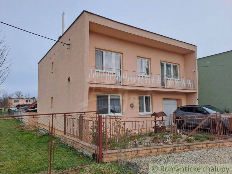 Einfamilienhaus in Veľké Ripňany mit Balkon und gepflegtem Hof.