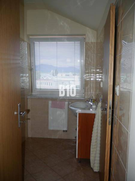 Badezimmer mit Waschbecken, Fenster mit Aussicht, Heizkörper, Fliesen, Büros.