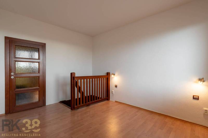 Innenraum einer Wohnung mit 5 oder mehr Zimmern mit Holzboden und Treppe.