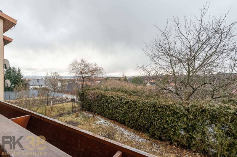 Blick aus einer 5-Zimmer-Wohnung oder größer in Stará Lesná auf den Garten und die umliegenden Häuser.