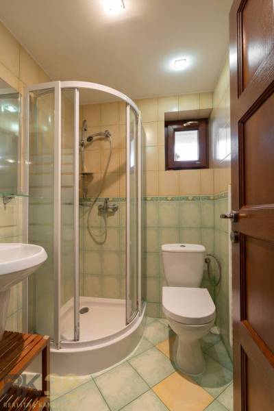 Badezimmer mit Toilette, Dusche und Waschbecken in einer Wohnung mit 5 oder mehr Zimmern.