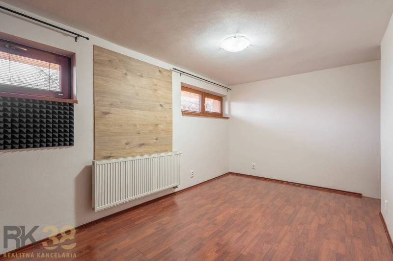 Ein Zimmer mit einem Holzboden-Dekor und Schallisolierung in einer Wohnung mit 5 oder mehr Zimmern.