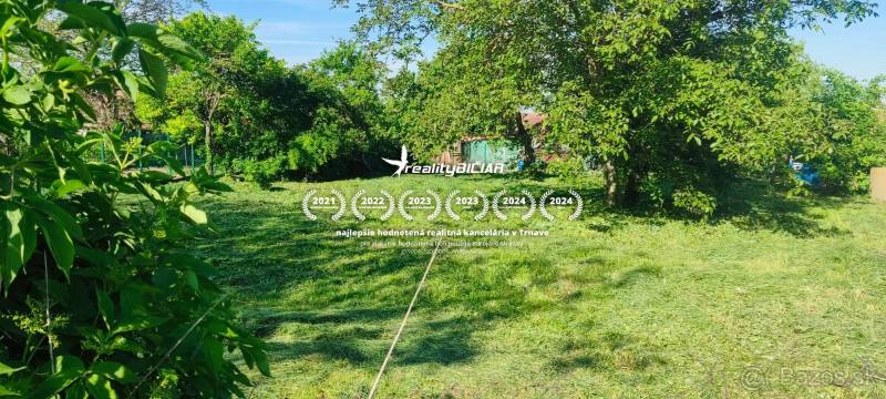 Grünflächen für Wohnzwecke in Dolné Dubové mit reichlich Grün und Bäumen.