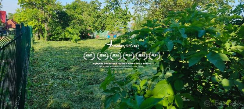 Grundstücke zum Wohnen in Dolné Dubové, Straße Dolné Dubové. Bewässerter, eingezäunter Garten mit Bäumen.