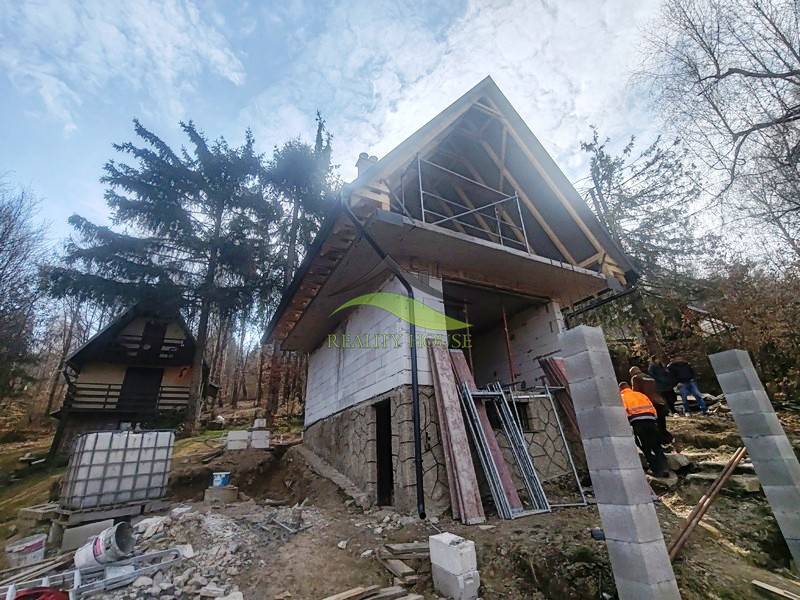 Hütte auf dem Zajačia Debra in Holčíkovce, umgeben von Wäldern, im Bau befindlich.