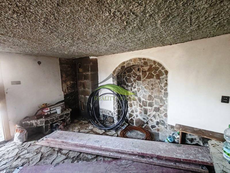 Steininterieur mit Holzboden in einer Hütte.