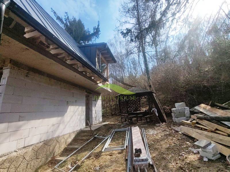 Ein Haus in der Straße Zajačia debra in Holčíkovce mit einem Holzpavillon, umgeben von Natur.