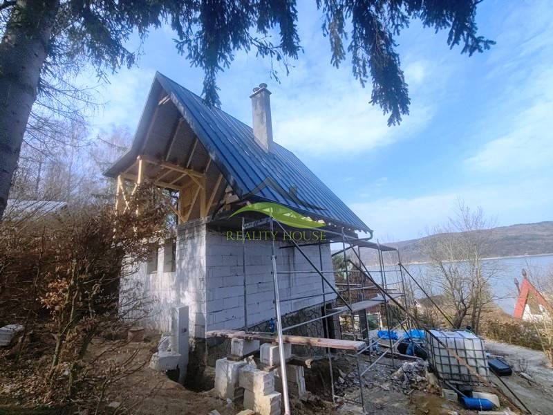 Hütte in Holčíkovce auf dem Hasenhang mit Blick auf den See und die umliegende Natur.