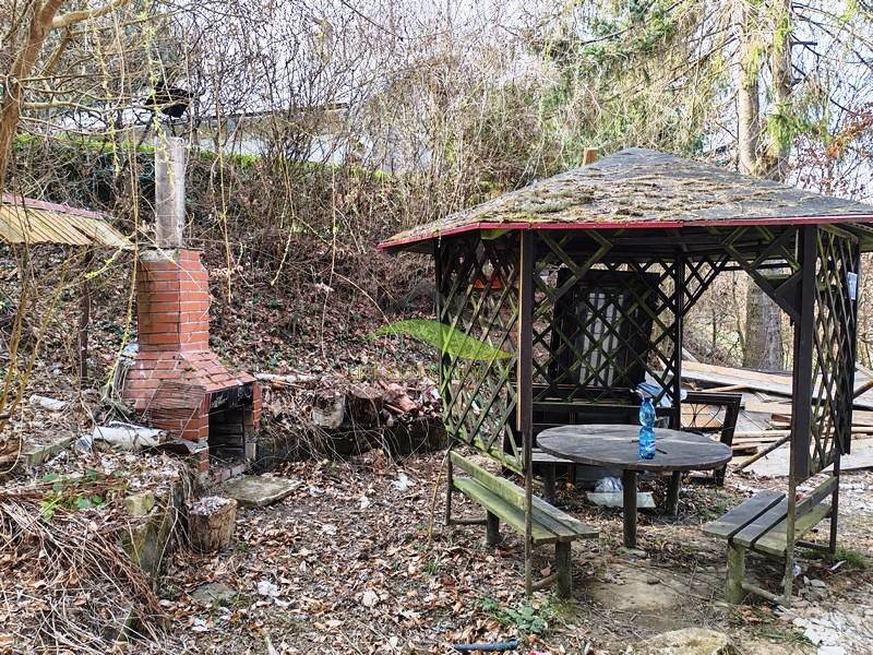 Garten mit Pavillon und gemauertem Grill bei der Hütte in Zajačia Debra in Holčíkovce.