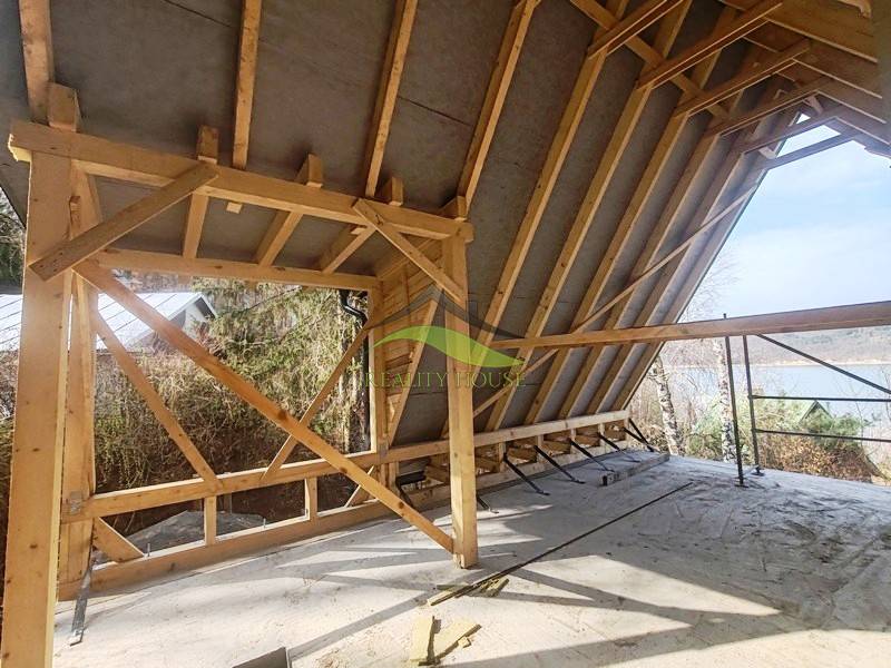 Ein im Bau befindliches Ferienhaus mit Holzkonstruktion auf dem Zajačia Debra in Holčíkovce, mit Blick auf den Fluss.