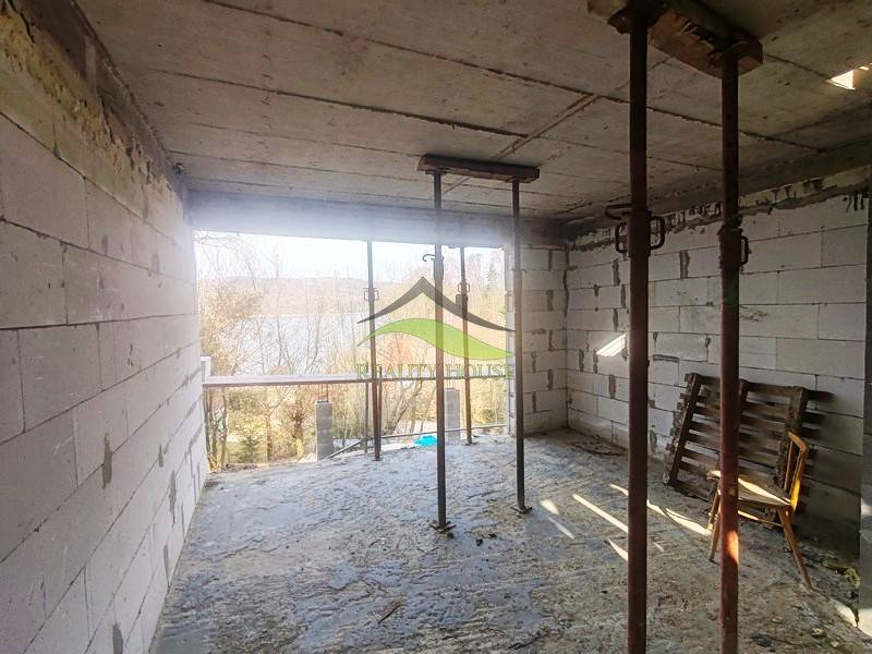 Ein Ferienhaus mit Blick auf das Wasser bei Zajačia Debra in Holčíkovce bauen.