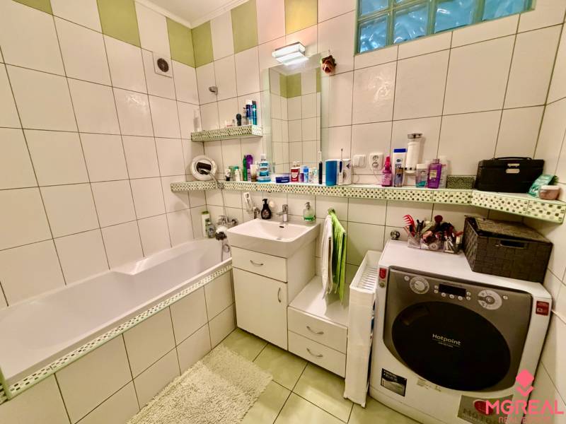 Badezimmer mit Dusche, oft benutzt, sieht aus wie Teil einer 3-Zimmer-Wohnung.