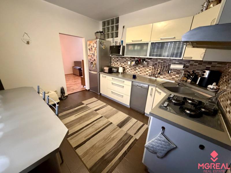 Küche in einer 3-Zimmer-Wohnung mit einem Gasherd und Fliesenverkleidung.