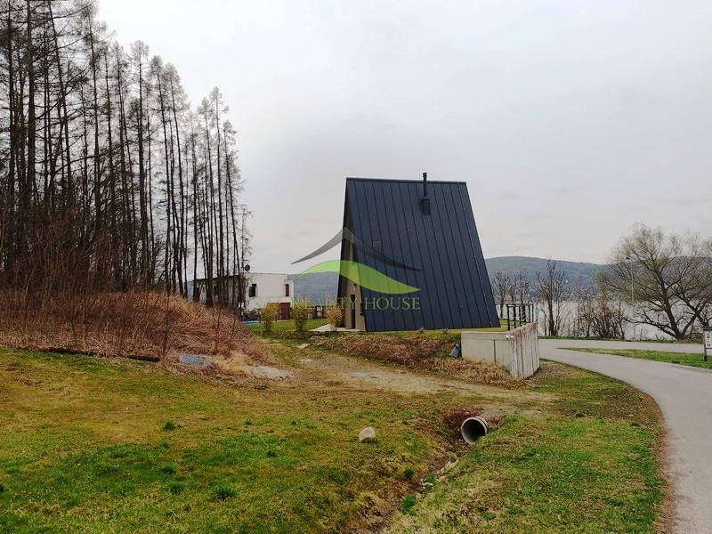 Hütte in Holčíkovce in der Straße Eva nahe dem Wald, in der Nähe eines Gewässers.