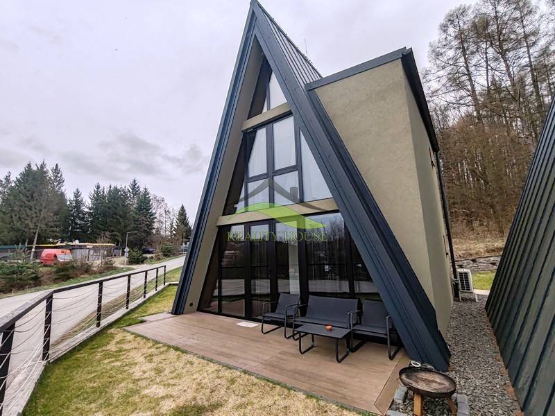 Hütte in der Eva-Straße in Holčíkovce mit schrägem Dach und Terrasse.