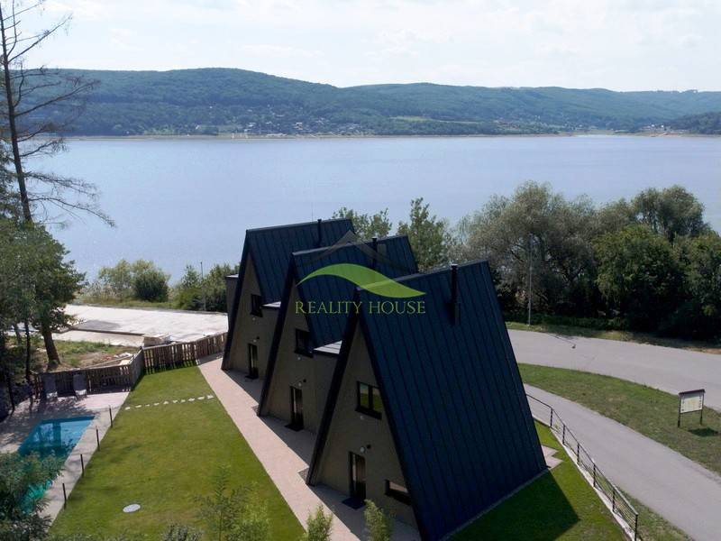 Hütte am Flussufer in Holčíkovce in der Straße Eva mit Blick auf die Natur.