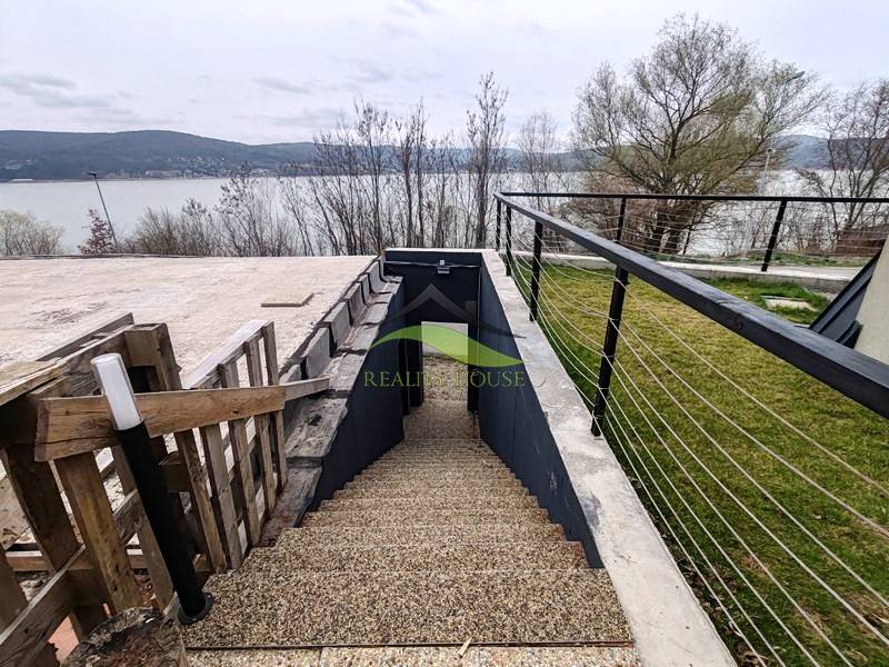 Außenbereich in Holčíkovce in der Eva-Straße mit Blick auf den See und Treppe.