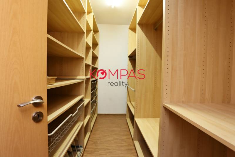 Stauraum einer 3-Zimmer-Wohnung mit Regalen und einem Boden in Holzoptik.