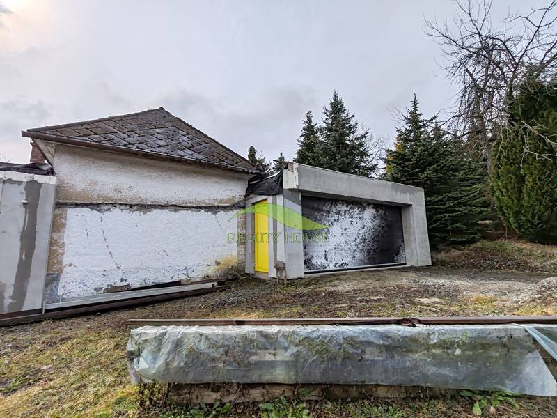 Ein Einfamilienhaus in der Hauptstraße in Piskorovce, umgeben von Bäumen und Gras.