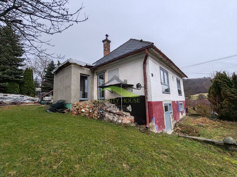 Ein Einfamilienhaus in der Hauptstraße in Piskorovce mit ländlichem Charakter und einem weitläufigen Garten.