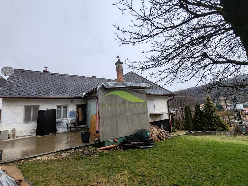 Ein Einfamilienhaus in der Hauptstraße in Piskorovce mit einem geräumigen Hof und der Natur im Hintergrund.