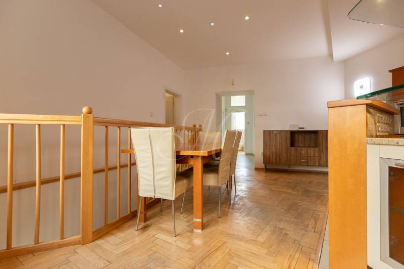 Essbereich in einer 4-Zimmer-Wohnung mit Holzboden und Esstisch.